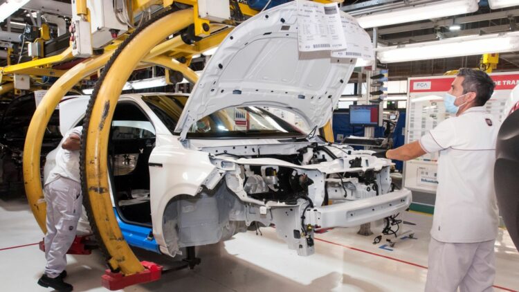 Impulsado por el sector automotriz, la actividad industrial creció en junio 4,5%