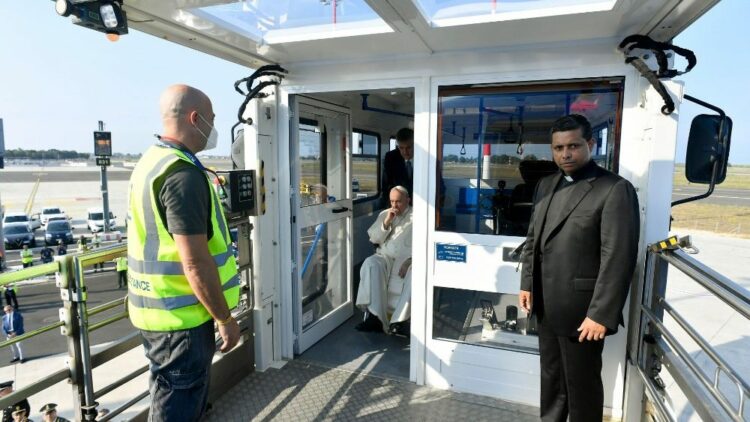Francisco ya está en Canadá para iniciar su “peregrinación penitencial”