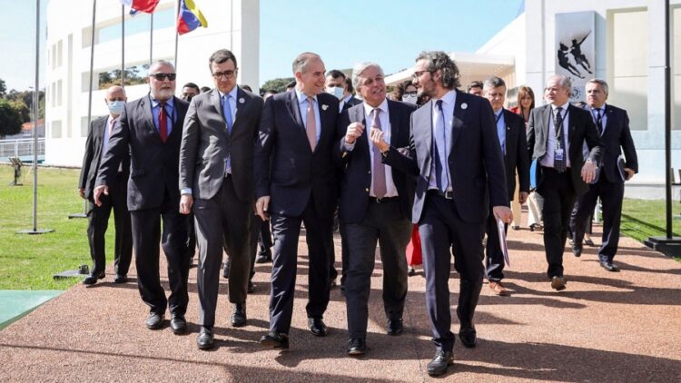 El canciller Cafiero defendió la integración del Mercosur en la cumbre de Luque.