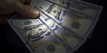 El dólar oficial cerró a 133,89 pesos y en la semana subió 2,44 por ciento