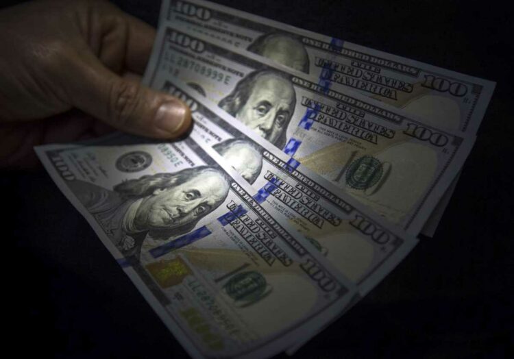 El dólar oficial cerró a 133,89 pesos y en la semana subió 2,44 por ciento