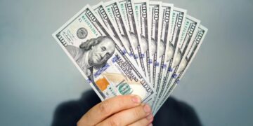 El dólar blue volvió a subir y cerró a $272 su jornada