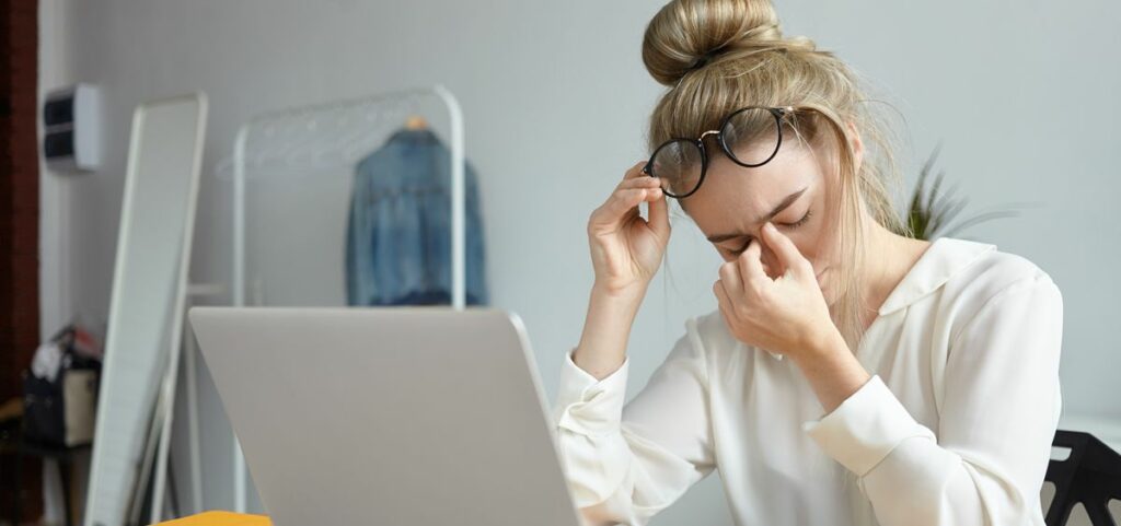 Cómo cuidar la vista si pasamos muchas horas frente a la computadora