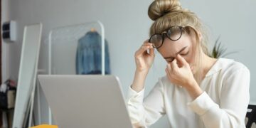 Cómo cuidar la vista si pasamos muchas horas frente a la computadora