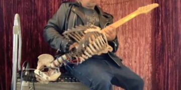 Construyó una guitarra con los huesos de su tío muerto porque a él «le encantaba el heavy metal»