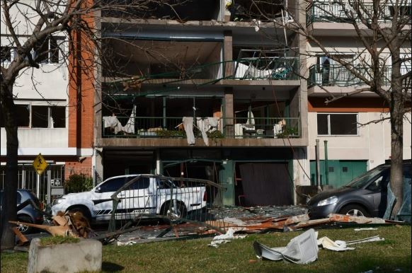 Una explosión destrozó varios pisos de un edificio en Montevideo y causó heridos de gravedad