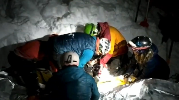 Un perro salvó a un esquiador que quedó bajo un metro y medio de nieve
