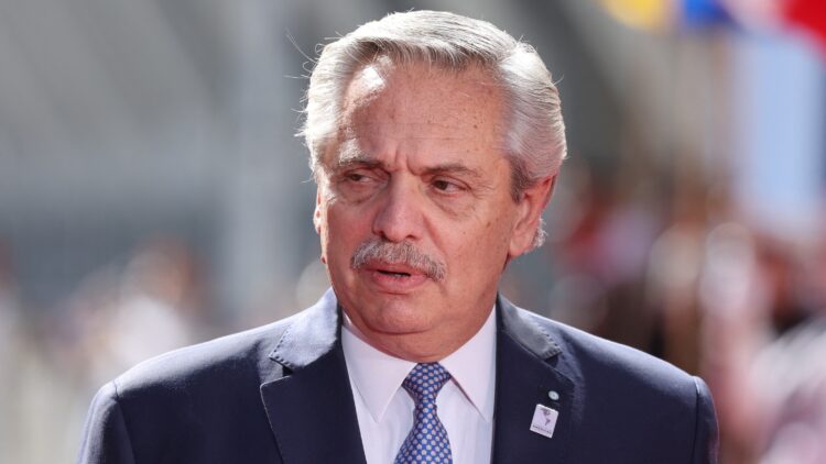 Pese a las críticas, Fernández dijo que Maduro está "más que invitado" a la cumbre
