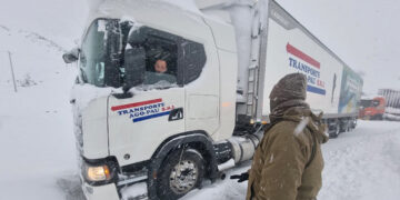 Camiones abandonados frenan el paso fronterizo a Chile, debido al temporal de nieve