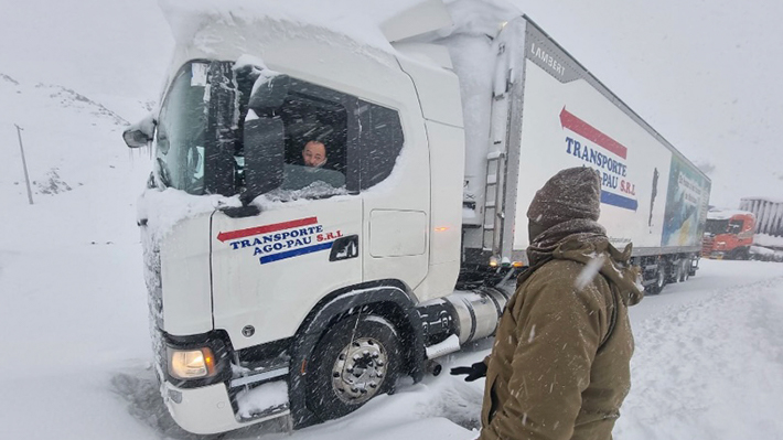 Camiones abandonados frenan el paso fronterizo a Chile, debido al temporal de nieve
