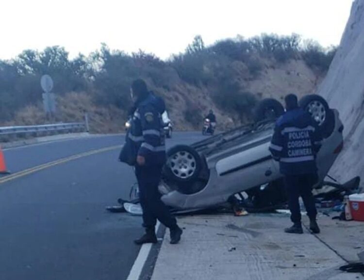 El viernes en el Camino del Cuadrado un auto volcó de forma espectacular.