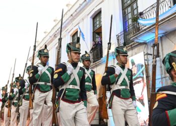 Llaryora habilita una guardia de honor permanente en el Cabildo