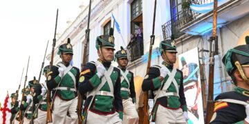 Llaryora habilita una guardia de honor permanente en el Cabildo