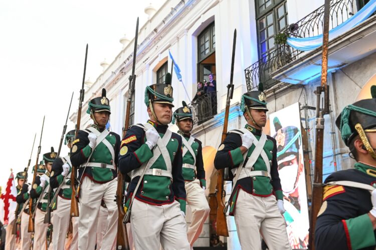 Llaryora habilita una guardia de honor permanente en el Cabildo
