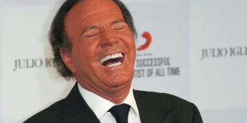 Descubren un mensaje oculto en una noticia sobre Julio Iglesias