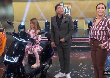 La hija de María Fernanda Callejón arrancó una moto en vivo y se le fue de control