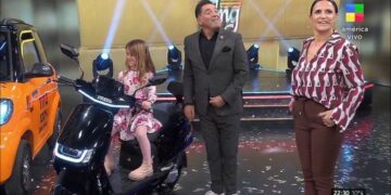 La hija de María Fernanda Callejón arrancó una moto en vivo y se le fue de control