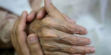 Compartió la emotiva nota que le escribió su abuelita antes de morir y emocionó a toda la red