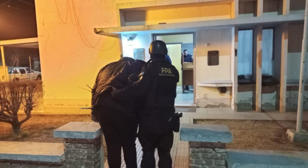 Una familia fue detenida por vender drogas en su local de limpieza