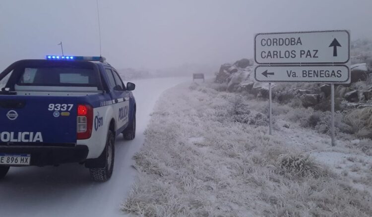 Continúa cerrado el Camino de las Altas Cumbres por presencia de hielo sobre el asfalto