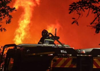 Europa occidental lucha contra los incendios en medio de una ola de calor