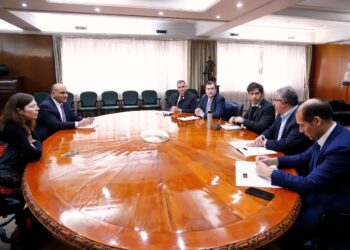 Batakis intenta buscar apoyo a su gestión en los gobernadores