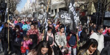 En Córdoba también marcharon contra el ajuste y por un bono de emergencia