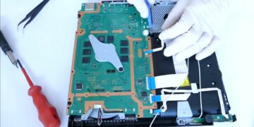 Desarmó una Play Station 4 para repararla y encontró algo completamente repugnante adentro