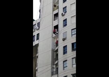 La Policía logró socorrer a una mujer de 80 años en un sexto piso