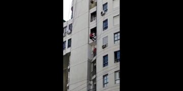 La Policía logró socorrer a una mujer de 80 años en un sexto piso