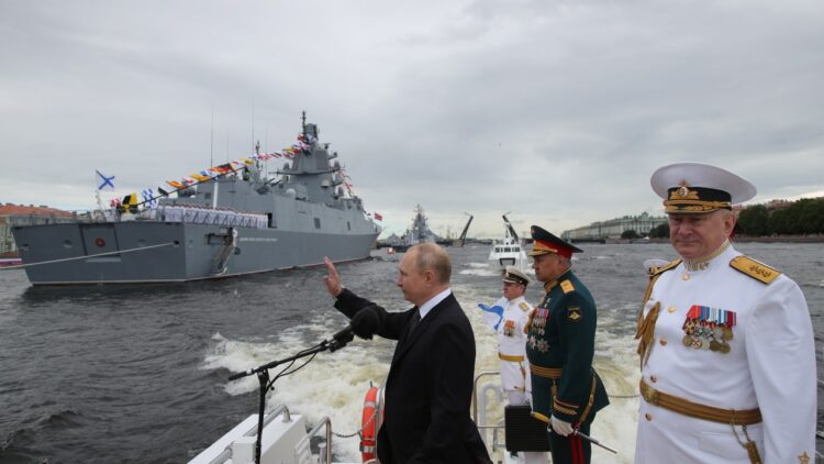 El presidente Putin mostró ayer el poderío naval ruso en el Día de la Armada.