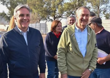 Schiaretti y Llaryora juntos en la urbanización de Villa Unión