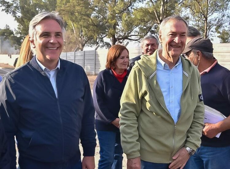 Schiaretti y Llaryora juntos en la urbanización de Villa Unión