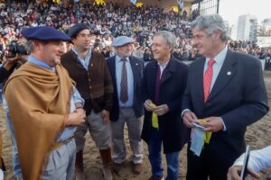 Schiaretti ratificó su sociedad con la Mesa de Enlace y pidió salir de la grieta Schiaretti ratificó su sociedad con la Mesa de Enlace y pidió salir de la grieta