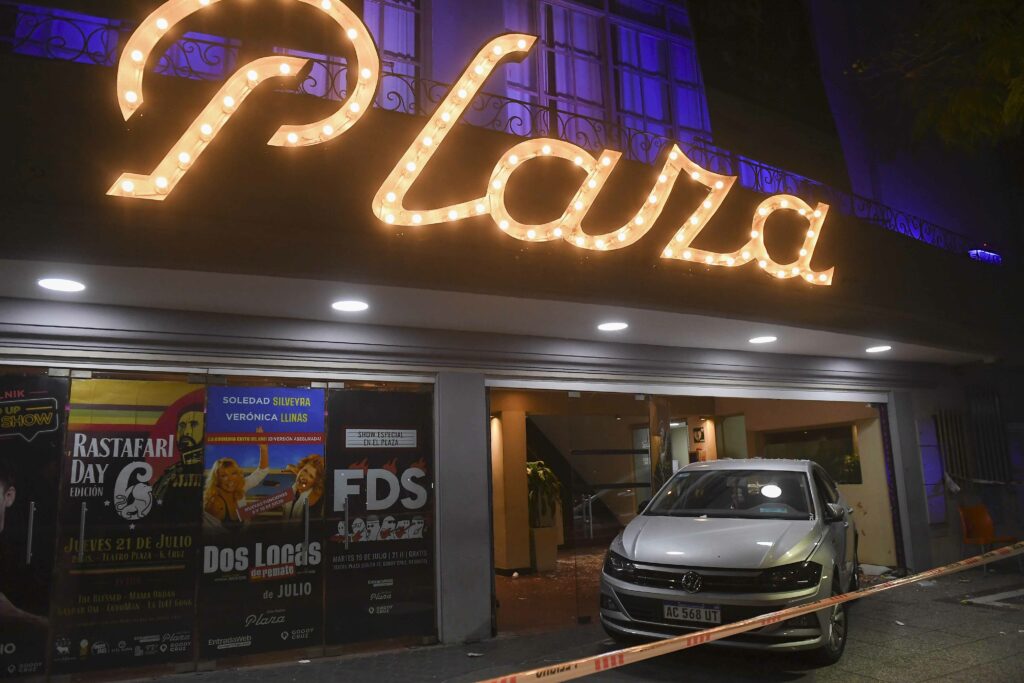 Así fue el momento en el que un auto chocó violentamente contra un teatro e hirió a 23 personas