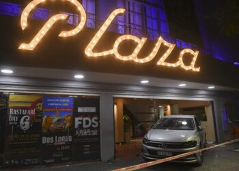 Así fue el momento en el que un auto chocó violentamente contra un teatro e hirió a 23 personas