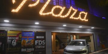 Así fue el momento en el que un auto chocó violentamente contra un teatro e hirió a 23 personas