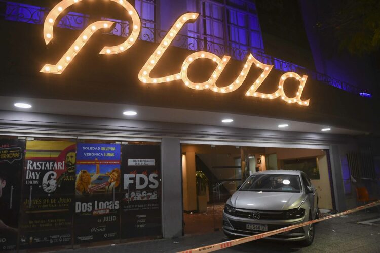 Así fue el momento en el que un auto chocó violentamente contra un teatro e hirió a 23 personas
