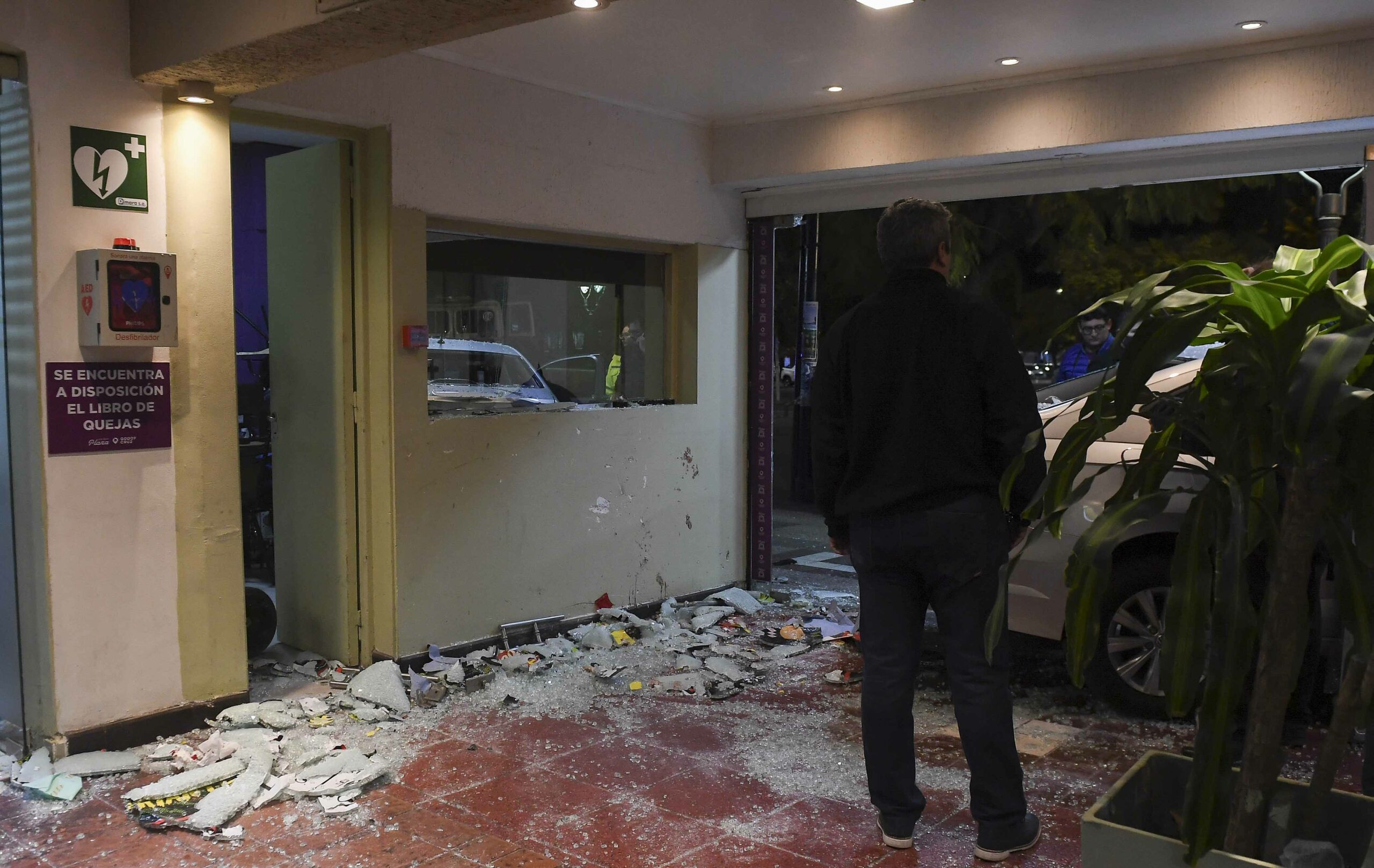 Así fue el momento en el que un auto chocó violentamente contra un teatro e hirió a 23 personas