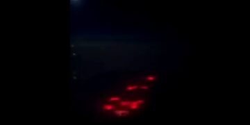 Captó un resplandor rojo en el Océano Atlántico y en las redes aludieron a los portales de “Stranger Things”