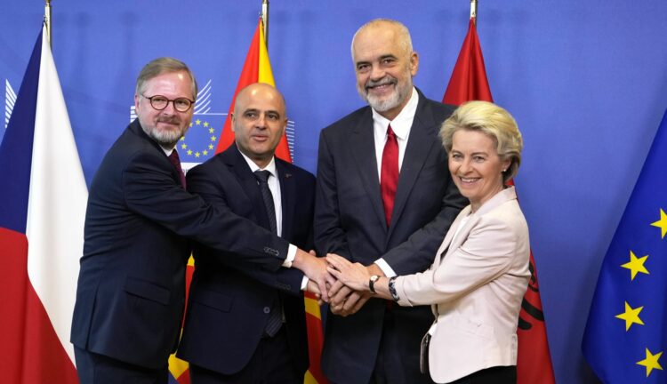 Desde la izquierda, los primeros ministros de la República Checa, Petr Fiala, de Macedonia del Norte, Dimitar Kovacevski, y de Albania, Edi Rama; y la presidenta de la Comisión Europea, Ursula von der Leyen.
