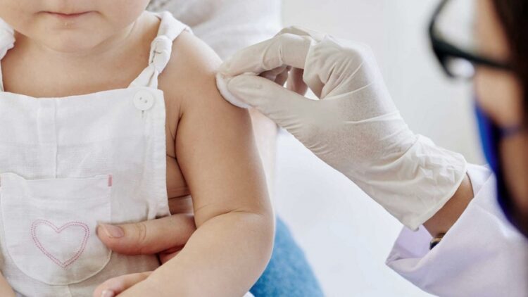 La SAP respaldó la aplicación de vacunas contra el coronavirus para niños de seis meses a tres años