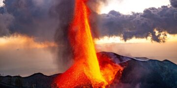 Quiso sacarse una selfie en un volcán y se cayó intentando rescatar su celular