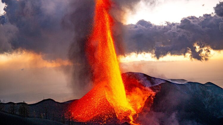 Quiso sacarse una selfie en un volcán y se cayó intentando rescatar su celular