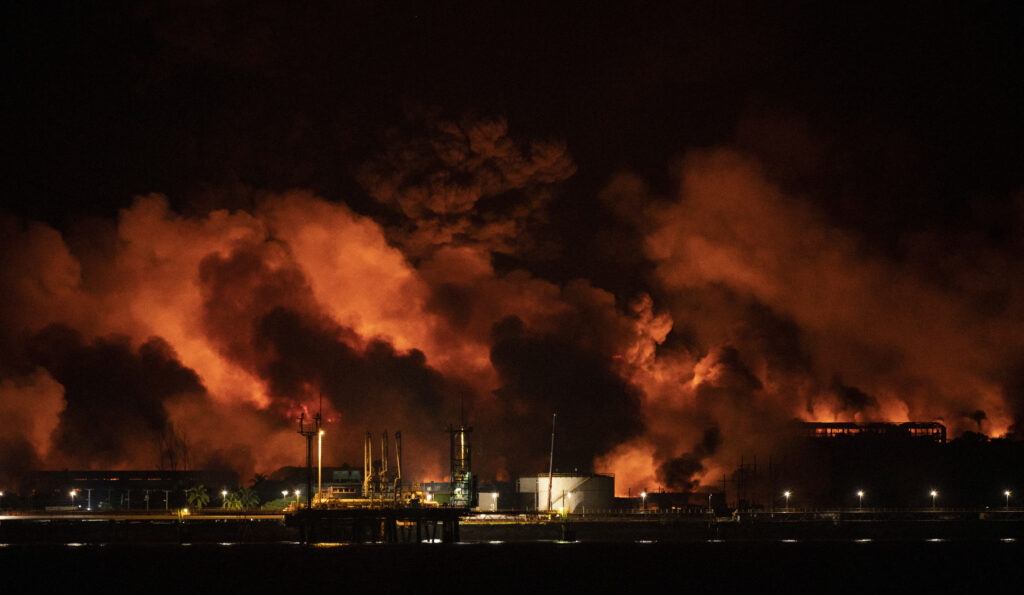 Colapsó un segundo tanque petrolero y temen por la propagación del desastre