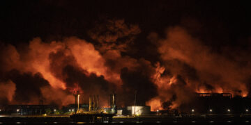 Colapsó un segundo tanque petrolero y temen por la propagación del desastre