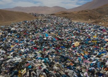 Investigan por daño ambiental a un basurero de ropa usada en el desierto de Chile
