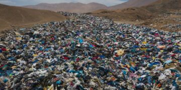 Investigan por daño ambiental a un basurero de ropa usada en el desierto de Chile