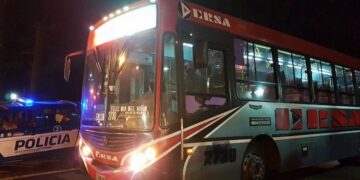 Balean a un chofer de Ersa mientras esperaba el colectivo