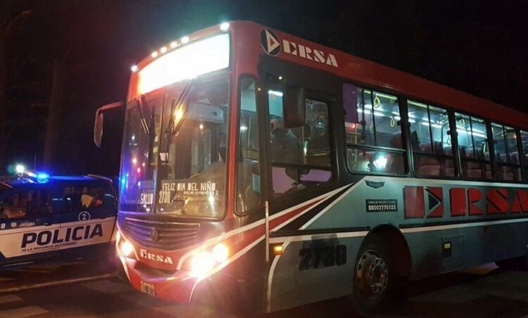 Balean a un chofer de Ersa mientras esperaba el colectivo
